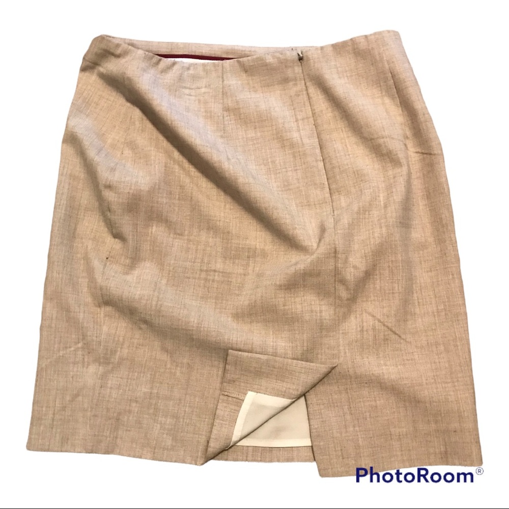 I’m selling a beige Banana Republic skirt size:2 petite, length:18In width:12in